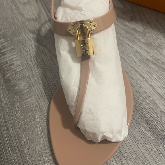 Louis Vuitton Bikini Flat Sandal (AMKS1AGONUN400) - Picture 7 of 11